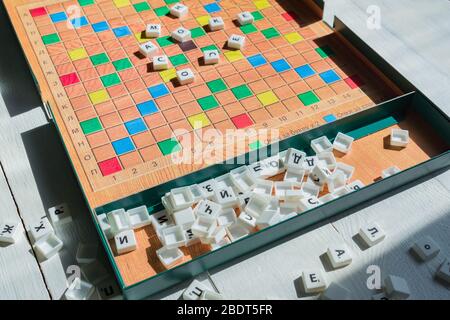 Moskau, Russland - 09. April 2020: Scrabble-Spiel auf Russisch. Buchstaben auf dem Spielfeld verstreut. Stockfoto