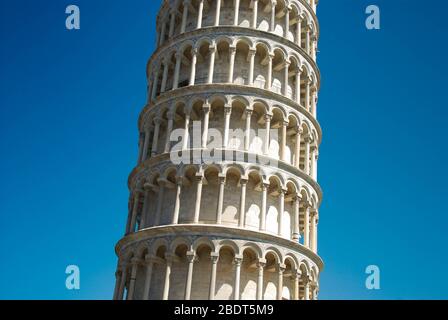 Pisa, Italien - September 2011: Landschaftlich schöne Nahaufnahme eines Teils des schiefen Turms von Pisa Stockfoto