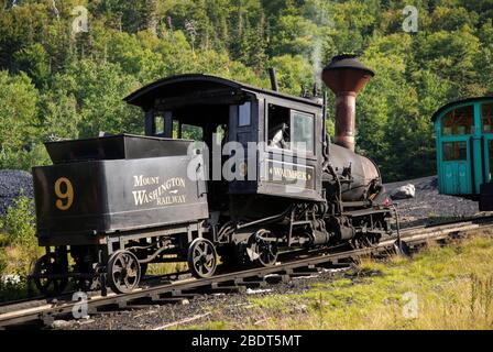 Mount Washington Cog Railway, New Hampshire - September 2008: Die Dampfmaschine 'Waumbek' wird mit einem Personenwagen verbunden Stockfoto