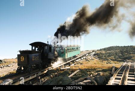 Mount Washington Cog Railway, New Hampshire - September 2008: Die Dampfmaschine 'Waumbek' nähert sich dem Gipfel mit einem Personenwagen Stockfoto