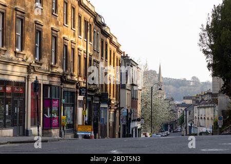 Bath, North East Somerset, Großbritannien. 9. April 2020 - Großbritannien ist in der dritten Woche der Sperrung des Coronavirus und die Stadt Bath ist völlig leer zu einer Zeit in der Osterwoche, als Tausende von Touristen und Bewohnern normalerweise in die Straßen der Stadt gepackt wurden. Die weltberühmten UNESCO-Wahrzeichen und ikonischen alten Hot Spots sind völlig verlassen, nachdem die Menschen den Rat beachtet haben, zu Hause zu bleiben und nur aus wesentlichen Gründen zu wagen. Selbst die erlaubte tägliche Bewegung hat nicht viele Menschen in der Stadt bewegen gesehen. Kredit: Casper Farrell / Alamy Live News Stockfoto