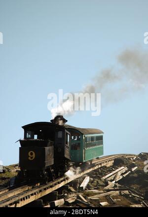 Mount Washington Cog Railway, New Hampshire - September 2008: Die Dampfmaschine 'Waumbek' nähert sich dem Gipfel mit einem Personenwagen Stockfoto