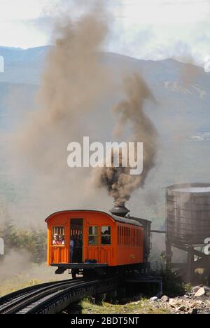 Mount Washington Cog Railway, New Hampshire - September 2008: Rauch stößt aus dem Trichter einer Dampflokomotive, während sie einen Wagen schiebt Stockfoto