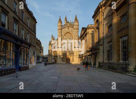 Bath, North East Somerset, Großbritannien. 9. April 2020 - Großbritannien ist in der dritten Woche der Sperrung des Coronavirus und die Stadt Bath ist völlig leer zu einer Zeit in der Osterwoche, als Tausende von Touristen und Bewohnern normalerweise in die Straßen der Stadt gepackt wurden. Die weltberühmten UNESCO-Wahrzeichen und ikonischen alten Hot Spots sind völlig verlassen, nachdem die Menschen den Rat beachtet haben, zu Hause zu bleiben und nur aus wesentlichen Gründen zu wagen. Selbst die erlaubte tägliche Bewegung hat nicht viele Menschen in der Stadt bewegen gesehen. Kredit: Casper Farrell / Alamy Live News Stockfoto