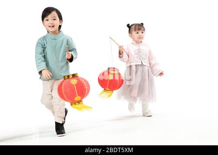 Bruder und Schwester beide mit roten Laternen, um das neue Jahr zu feiern Stockfoto