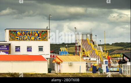 PORTHCAWL, WALES - JUNI 2018: Coney Beach-Vergnügungsparm, der sich direkt am Meer in Porthcawl öffnet Stockfoto