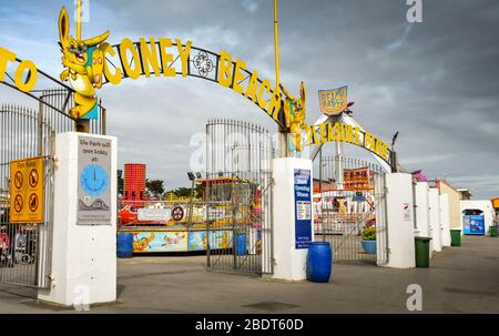 PORTHCAWL, WALES - JUNI 2018: Tore zum Coney Beach-Vergnügungsparm an der Küste von Porthcawl Stockfoto