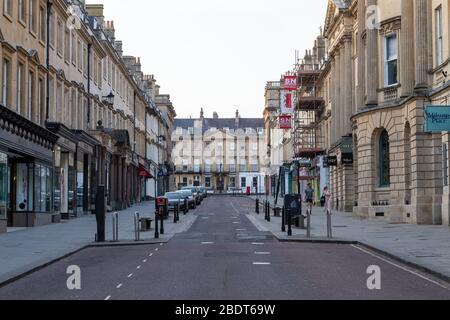 Bath, North East Somerset, Großbritannien. 9. April 2020 - Großbritannien ist in der dritten Woche der Sperrung des Coronavirus und die Stadt Bath ist völlig leer zu einer Zeit in der Osterwoche, als Tausende von Touristen und Bewohnern normalerweise in die Straßen der Stadt gepackt wurden. Die weltberühmten UNESCO-Wahrzeichen und ikonischen alten Hot Spots sind völlig verlassen, nachdem die Menschen den Rat beachtet haben, zu Hause zu bleiben und nur aus wesentlichen Gründen zu wagen. Selbst die erlaubte tägliche Bewegung hat nicht viele Menschen in der Stadt bewegen gesehen. Kredit: Casper Farrell / Alamy Live News Stockfoto
