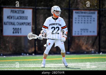 Princeton, New Jersey, USA. Februar 2020. Princeton Tigers, der Michael Sowers #22, erwärmt sich vor einem NCAA MenÕs Lacrosse-Spiel gegen die Johns Hopkins Blue Jays in der Class of 1952 Stadium am 29. Februar 2020 in Princeton, New Jersey. Princeton besiegte Johns Hopkins mit 18:11. Rich Barnes/CSM/Alamy Live News Stockfoto