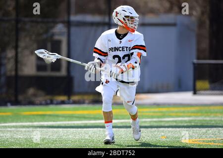 Princeton, New Jersey, USA. Februar 2020. Princeton Tigers, der Michael Sowers #22, erwärmt sich vor einem NCAA MenÕs Lacrosse-Spiel gegen die Johns Hopkins Blue Jays in der Class of 1952 Stadium am 29. Februar 2020 in Princeton, New Jersey. Princeton besiegte Johns Hopkins mit 18:11. Rich Barnes/CSM/Alamy Live News Stockfoto