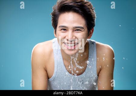 Wasch ein Gesicht schöner junger Mann Stockfoto