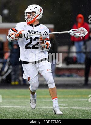 Princeton, New Jersey, USA. Februar 2020. Princeton Tigers, der Michael Sowers #22, erreicht das Ziel während eines NCAA MenÕs Lacrosse-Spiels gegen die Johns Hopkins Blue Jays im Class of 1952 Stadium am 29. Februar 2020 in Princeton, New Jersey. Princeton besiegte Johns Hopkins mit 18:11. Rich Barnes/CSM/Alamy Live News Stockfoto