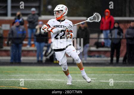 Princeton, New Jersey, USA. Februar 2020. Princeton Tigers, der Michael Sowers #22, erreicht das Ziel während eines NCAA MenÕs Lacrosse-Spiels gegen die Johns Hopkins Blue Jays im Class of 1952 Stadium am 29. Februar 2020 in Princeton, New Jersey. Princeton besiegte Johns Hopkins mit 18:11. Rich Barnes/CSM/Alamy Live News Stockfoto