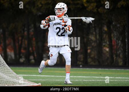 Princeton, New Jersey, USA. Februar 2020. Princeton Tigers attackman Michael Sowers #22 kontrolliert den Ball während eines NCAA MenÕs Lacrosse-Spiels gegen die Johns Hopkins Blue Jays in der Class of 1952 Stadium am 29. Februar 2020 in Princeton, New Jersey. Princeton besiegte Johns Hopkins mit 18:11. Rich Barnes/CSM/Alamy Live News Stockfoto