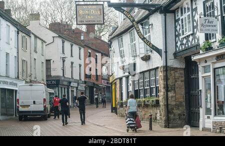 Der Beginn eines sonnigen Osterwochenendes, der 2020. April, und die Straßen von Banbury sind weitgehend verlassen. UK-Sperre. Parsons Street Stockfoto