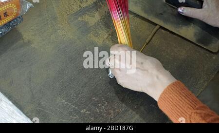 Fabrik, die bunte Räucherstäbchen in vietnam herstellt Stockfoto