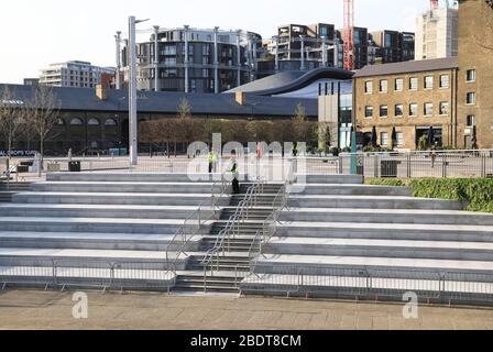 Sicherheit, die Barrieren errichtet, um die Menschen zu stoppen, die am heißen Osterwochenende auf den Stufen sitzen, in der pandemischen Sperrstelle des Coronavirus in London, Großbritannien Stockfoto