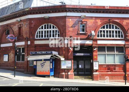 Die Station Hampstead an der Northern Line wurde im pandemischen Sperrwerk Coronavirus im Norden Londons, Großbritannien, vorübergehend geschlossen Stockfoto