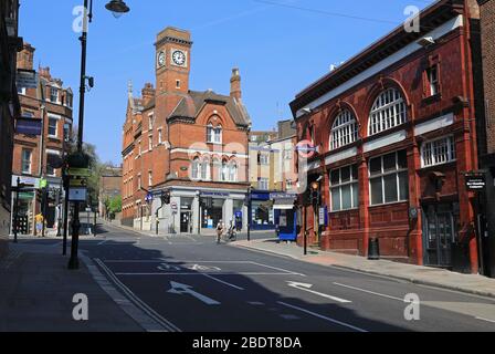 Die Station Hampstead an der Northern Line wurde im pandemischen Sperrwerk Coronavirus im Norden Londons, Großbritannien, vorübergehend geschlossen Stockfoto