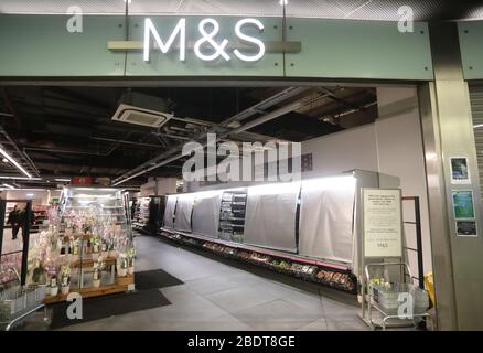 M&S bereitet sich auf die Schließung der Pandemie des Coronavirus in St Pancras Staion, London, Großbritannien, unter den Regeln der sozialen Distanzierung vor Stockfoto