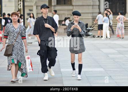 Ein junges chinesisches Paar in der Jianghan Straße, Wuhan, China Stockfoto