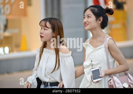 Junge chinesische Frauen in der Jianghan Straße, Wuhan, China Stockfoto