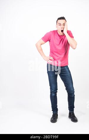 Überraschender Mann. Weißer Hintergrund, Ganzkörper Stockfoto