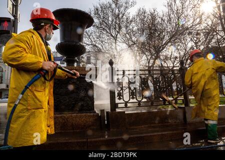 Moskau, Russland. April 2020. Arbeiter waschen Gehwege und Zäune auf dem Boulevard im Zentrum von Moskau während der Novel Coronavirus COVID-19 Epidemie in Russland Stockfoto