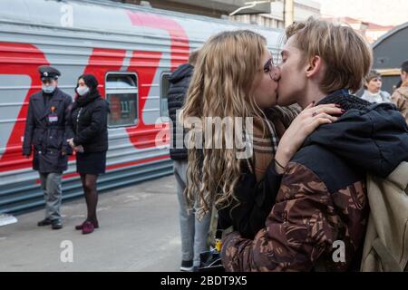 Moskau, Russland. April 2020. Ein junges Paar küsst, bevor es den Zug verlässt, während der Novelkoronavirus COVID-19-Epidemie am Kasansky-Bahnhof im Zentrum Moskaus, Russland Stockfoto