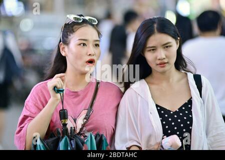 Junge chinesische Frauen in der Jianghan Straße, Wuhan, China Stockfoto