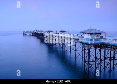 Der Pier in Llandudno, Nordwales; fotografiert in der Abenddämmerung, außerhalb der Saison Stockfoto