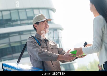 Mahlzeiten zum Mitnehmen für Geschäftsfrau Stockfoto