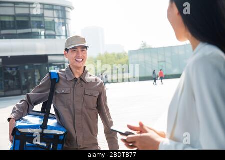 Mahlzeiten zum Mitnehmen für Geschäftsfrau Stockfoto