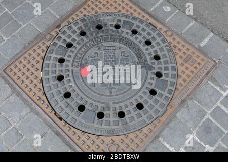 Wasserschlšssle, Wasserreservoir über Freiburg, Motiv auf den Mannlochdeckeln in Freiburg im Breisgau, Deutschland, Stockfoto