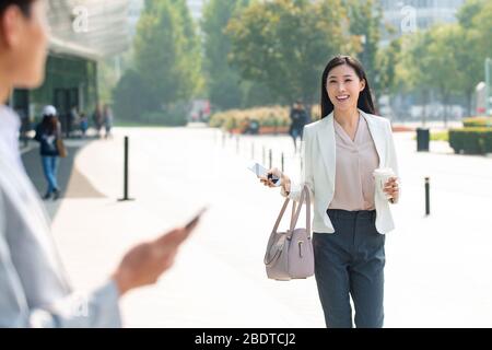 Die jungen Geschäftsleute, die die Straße hinunter laufen Stockfoto