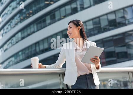 In der Außengeschäftsfrau stehend Stockfoto