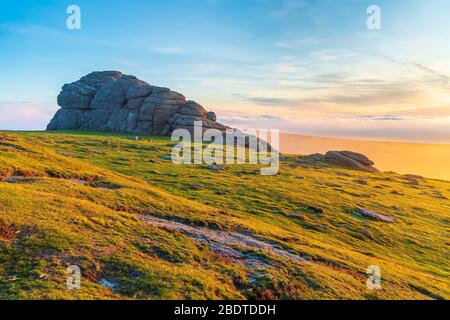 Sonnenaufgang über Haytor, Dartmoor National Park, Devon, England, Großbritannien, Europa Stockfoto