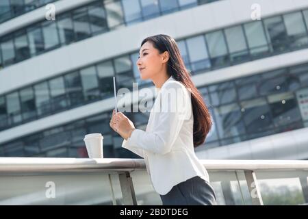 In der Außengeschäftsfrau stehend Stockfoto