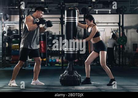 Boxing Gym in Coaching junger Mann Stockfoto