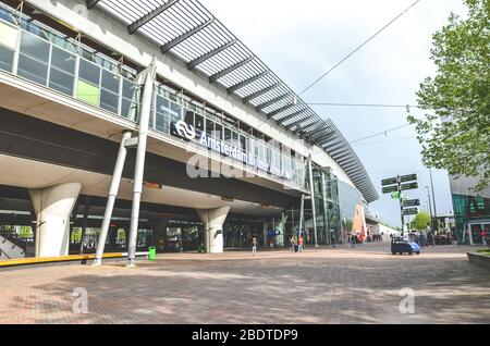 Amsterdam, Niederlande - 27. April 2019: Außenansicht der Amsterdam Bijlmer Arena U-Bahn-Station in der Nähe der Ajax Johan Cruijff Arena. Transport in die Stadt. Straße in der niederländischen Hauptstadt. Stockfoto