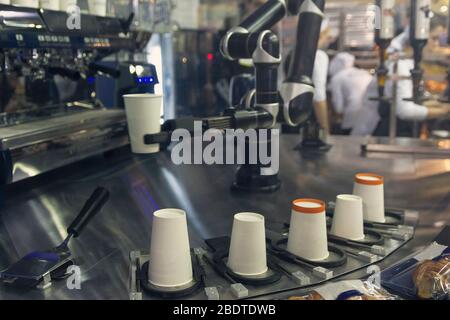 Roboterarm zur Zubereitung von Kaffee in der Kaffeemaschine Stockfoto