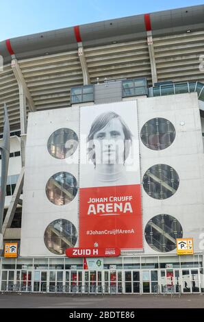 Amsterdam, Niederlande - 27. April 2019: Außenansicht der Johan Cruijff Arena vom Zuid H Eingang. Heimstadion der Ajax Amsterdam Fußballmannschaft. Bilboard des ehemaligen Spielers Cruijff auf der Arena. Stockfoto