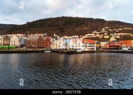 Ein beliebtes Touristenziel der Hafen von Bergen in Norwegen während der Covid-19-Epidemie 2020 Osterzeit. Fløyen Berg kann hinter gesehen werden. Stockfoto