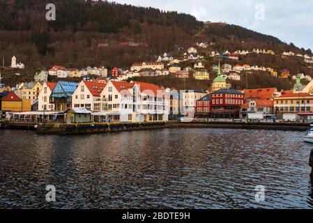 Ein beliebtes Touristenziel der Hafen von Bergen in Norwegen während der Covid-19-Epidemie 2020 Osterzeit. Fløyen Berg kann hinter gesehen werden. Stockfoto