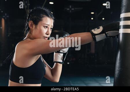 Boxerin im Fitnessstudio Stockfoto