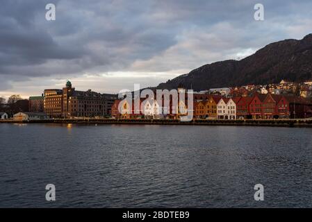 Ein beliebtes Touristenziel Bryggen ein Weltkulturerbe UNESCO in Bergen, Norwegen während der covid-19 Epidemie 2020 Osterzeit. Stockfoto