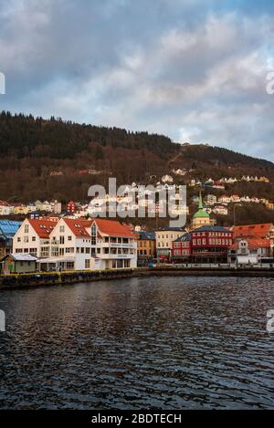 Ein beliebtes Touristenziel der Hafen von Bergen in Norwegen während der Covid-19-Epidemie 2020 Osterzeit. Fløyen Berg kann hinter gesehen werden. Stockfoto