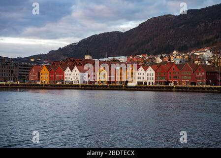 Ein beliebtes Touristenziel Bryggen ein Weltkulturerbe UNESCO in Bergen, Norwegen während der covid-19 Epidemie 2020 Osterzeit. Stockfoto