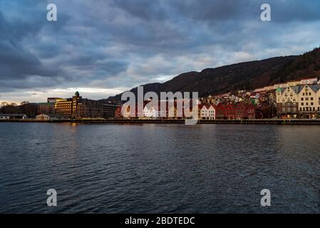 Ein beliebtes Touristenziel Bryggen ein Weltkulturerbe UNESCO in Bergen, Norwegen während der covid-19 Epidemie 2020 Osterzeit. Stockfoto