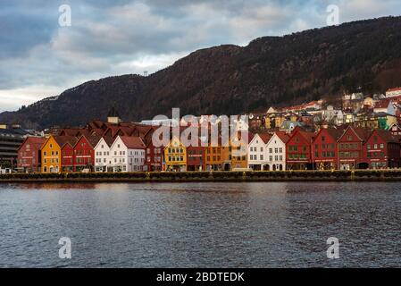 Ein beliebtes Touristenziel Bryggen ein Weltkulturerbe UNESCO in Bergen, Norwegen während der covid-19 Epidemie 2020 Osterzeit. Stockfoto